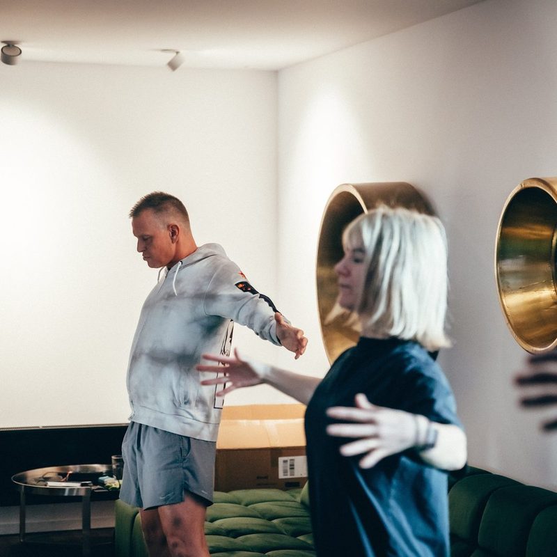 Begrüßung einer Teilnehmerin vor dem Workshop