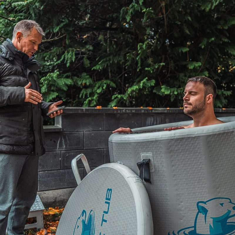 Eisbaden im Freien an einem Herbsttag