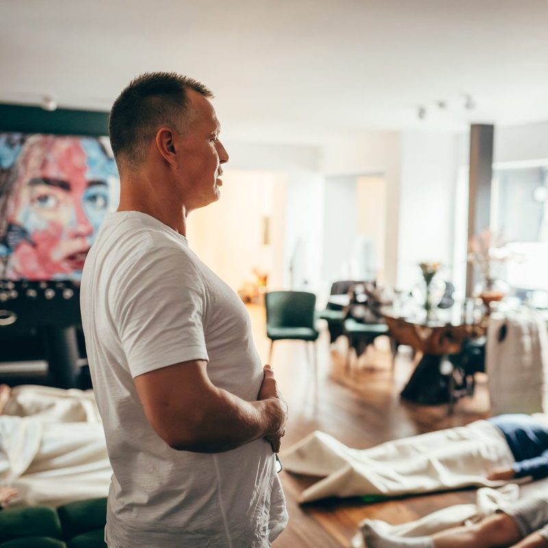Workshopraum mit Kunst an den Wänden