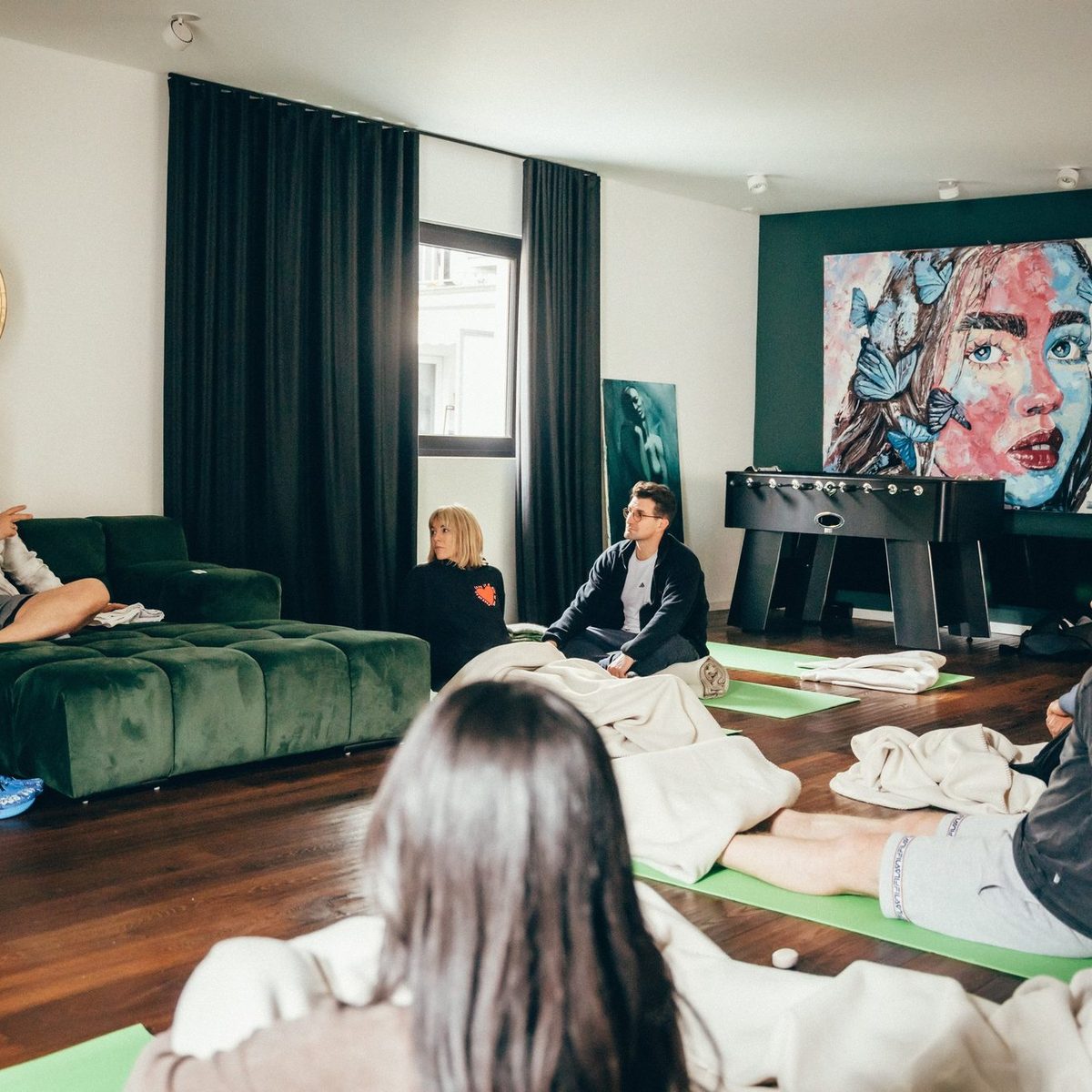 Gruppe im Workshopraum während einer Breathwork-Einheit