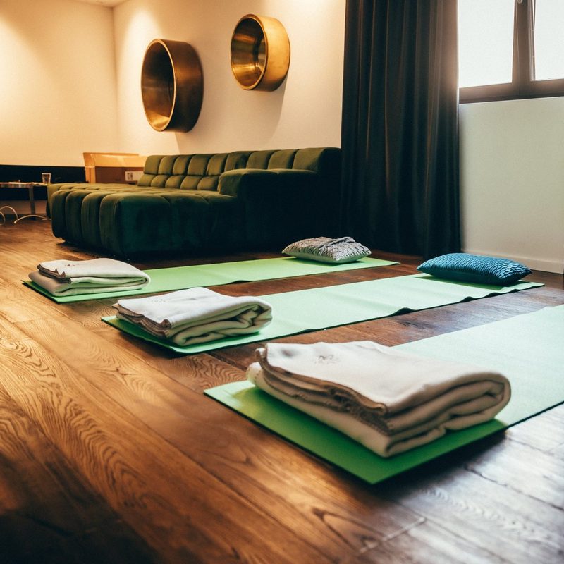 Vorbereiteter Raum mit Matten und Decken vor dem Workshop
