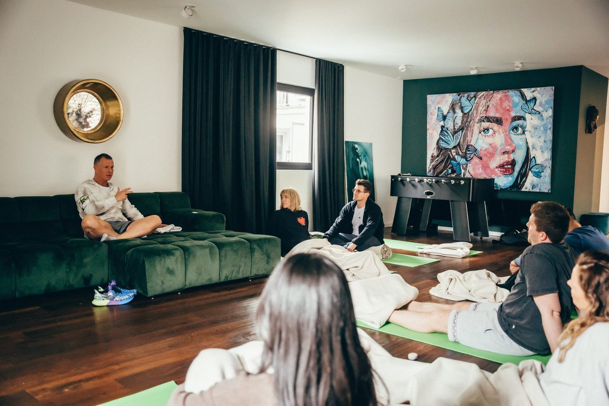 Gruppe im Workshopraum während einer Breathwork-Einheit